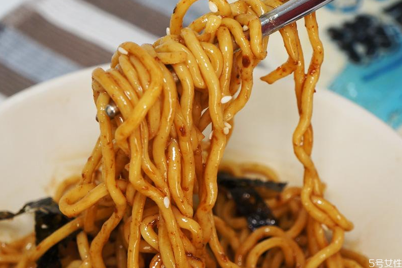 車仔面是什么面做成的 車仔面和普通面的區(qū)別 車仔面是什么面做成的 車仔面和普通面的區(qū)別