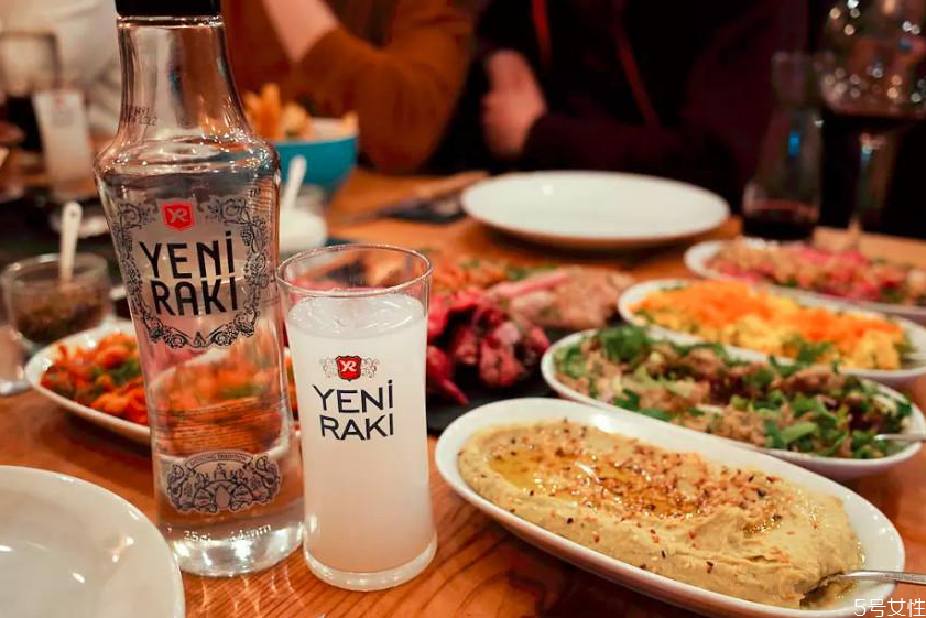 茴香酒的正確喝法 茴香酒怎么勾兌才好喝 茴香酒的正確喝法 茴香酒怎么勾兌才好喝