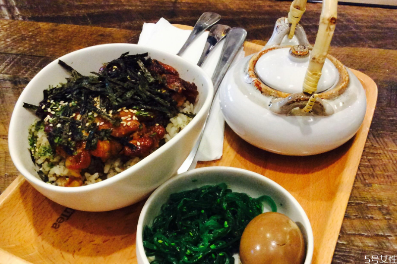 茶泡飯要把茶倒進(jìn)去嗎 茶泡飯正確吃法 茶泡飯要把茶倒進(jìn)去嗎 茶泡飯正確吃法