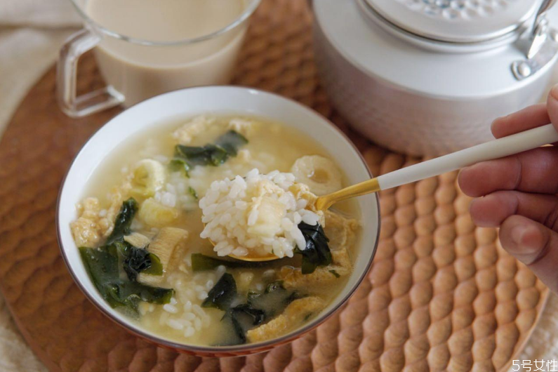 湯泡飯容易發(fā)胖嗎 湯泡飯的熱量 湯泡飯容易發(fā)胖嗎 湯泡飯的熱量