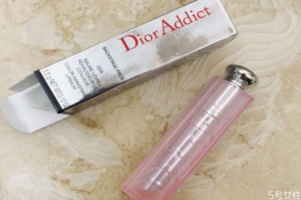 迪奧潤(rùn)唇膏潤(rùn)唇效果好嗎 迪奧唇膏過期了還能用嗎 迪奧潤(rùn)唇膏潤(rùn)唇效果好嗎 迪奧唇膏過期了還能用嗎