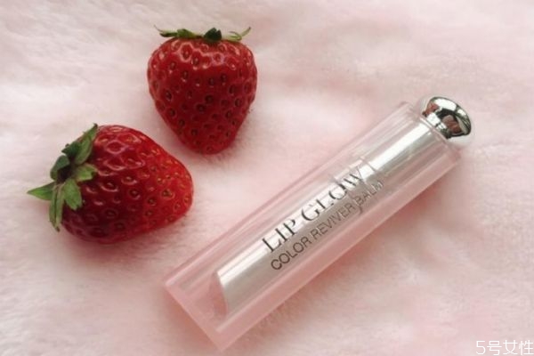 迪奧潤(rùn)唇膏潤(rùn)唇效果好嗎 迪奧唇膏過期了還能用嗎 迪奧潤(rùn)唇膏潤(rùn)唇效果好嗎 迪奧唇膏過期了還能用嗎