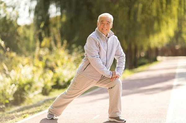 中老年人抬腿壓腿有什么好處 中老年人抬腿壓腿有什么好處