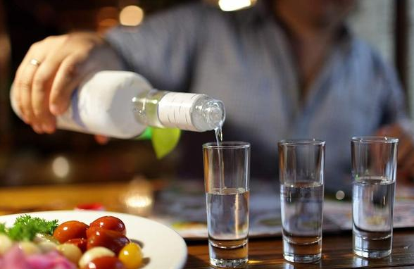 喝白酒時吃什么不容易醉 喝酒前必須吃東西 喝白酒時吃什么不容易醉 喝酒前必須吃東西