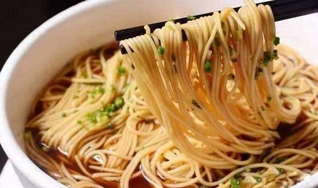 喝白酒時吃什么不容易醉 喝酒前必須吃東西 喝白酒時吃什么不容易醉 喝酒前必須吃東西