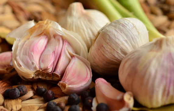 每天吃多少大蒜合適 大蒜吃多了有什么副作用 每天吃多少大蒜合適 大蒜吃多了有什么副作用