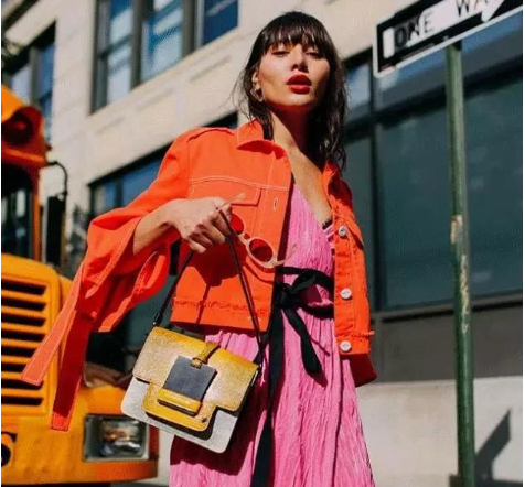 鮮橙色上衣配什么顏色褲子 鮮橙色上衣搭配什么褲子 鮮橙色上衣配什么顏色褲子 鮮橙色上衣搭配什么褲子