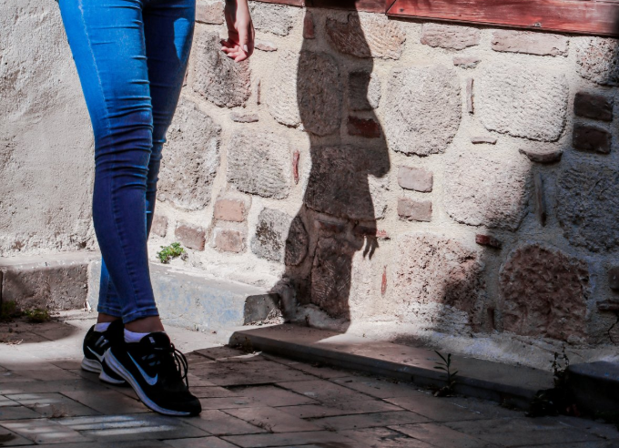 牛仔褲和運動鞋搭配嗎 穿牛仔褲配運動鞋好看嗎 牛仔褲和運動鞋搭配嗎 穿牛仔褲配運動鞋好看嗎