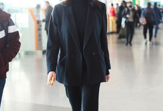 黑色衣服里面穿什么顏色的打底衫好看 黑色外套里面穿什么顏色衣服比較好 黑色衣服里面穿什么顏色的打底衫好看 黑色外套里面穿什么顏色衣服比較好