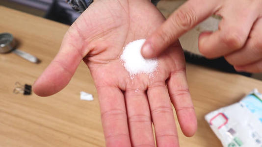 用鹽搓鼻頭可不可以去黑頭 用鹽搓鼻子有什么好處 用鹽搓鼻頭可不可以去黑頭 用鹽搓鼻子有什么好處