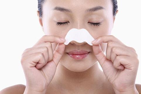 用鹽搓鼻頭可不可以去黑頭 用鹽搓鼻子有什么好處 用鹽搓鼻頭可不可以去黑頭 用鹽搓鼻子有什么好處