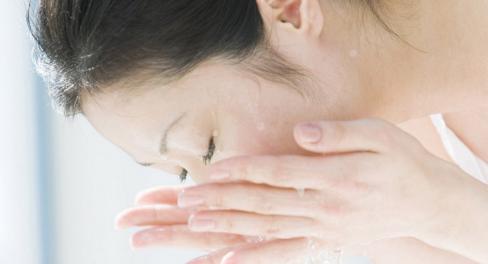 用鹽水洗臉祛痘嗎 用鹽水洗臉有什么好處 用鹽水洗臉祛痘嗎 用鹽水洗臉有什么好處