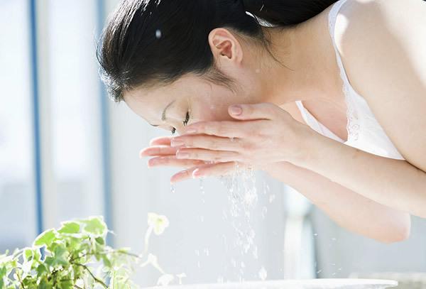 洗臉的正確方法步驟 洗臉的最佳時間是幾分鐘 洗臉的正確方法步驟 洗臉的最佳時間是幾分鐘