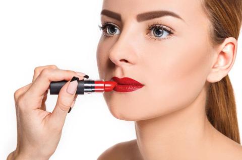 口紅能吃嗎時(shí)需要擦掉嗎 口紅能不能吃下去 口紅能吃嗎時(shí)需要擦掉嗎 口紅能不能吃下去