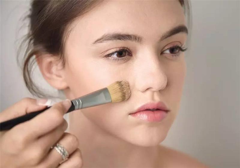 遮瑕用在粉底液前還是后 遮瑕用在哪個步驟 遮瑕用在粉底液前還是后 遮瑕用在哪個步驟