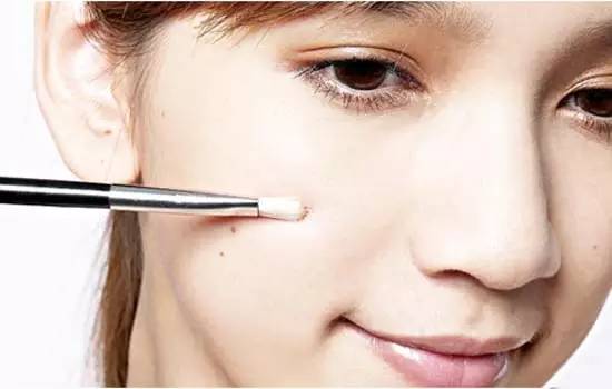 遮瑕的顏色要比粉底液深嗎 遮瑕的顏色怎么選 遮瑕的顏色要比粉底液深嗎 遮瑕的顏色怎么選