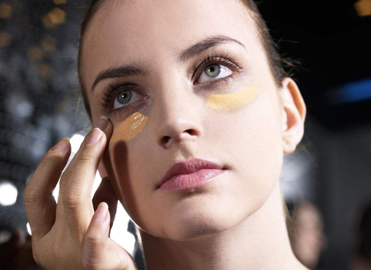 遮瑕的顏色要比粉底液深嗎 遮瑕的顏色怎么選 遮瑕的顏色要比粉底液深嗎 遮瑕的顏色怎么選