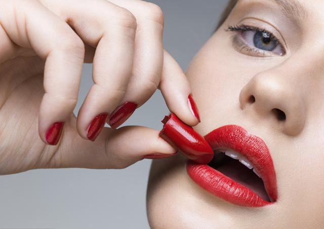 口紅能吃嗎時(shí)需要擦掉嗎 口紅能不能吃下去 口紅能吃嗎時(shí)需要擦掉嗎 口紅能不能吃下去