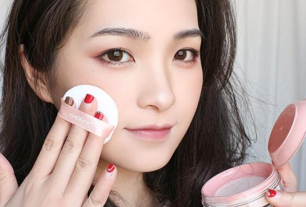 散粉怎么選擇適合自己的色號(hào) 散粉的色號(hào)會(huì)影響妝容嗎 散粉怎么選擇適合自己的色號(hào) 散粉的色號(hào)會(huì)影響妝容嗎