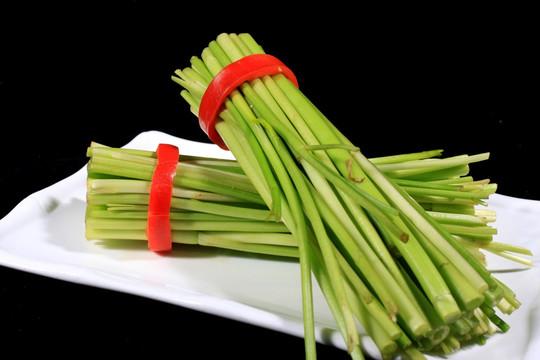 水芹菜與野芹菜的區(qū)別 水芹菜人可以吃嗎 水芹菜與野芹菜的區(qū)別 水芹菜人可以吃嗎