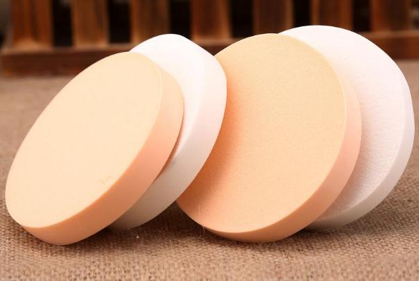 粉撲的正確使用方法 粉撲需要打濕使用嗎 粉撲的正確使用方法 粉撲需要打濕使用嗎