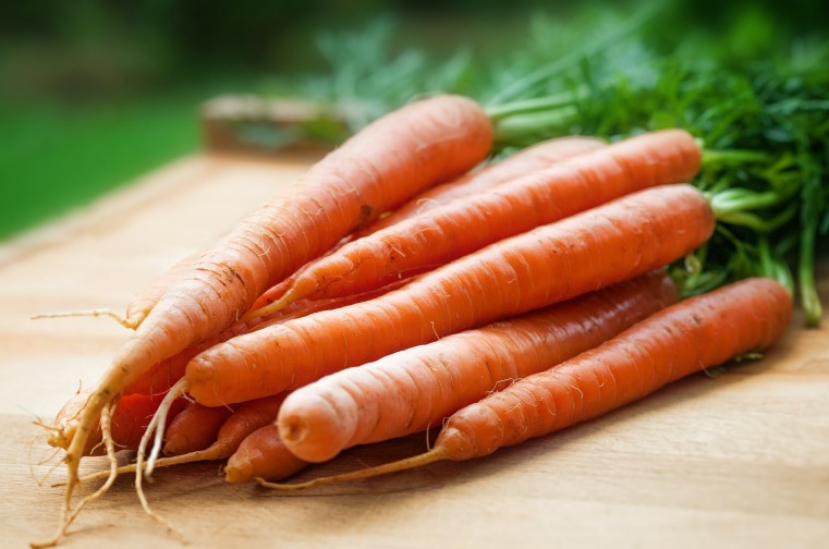 一天吃一根胡蘿卜好嗎,會(huì)導(dǎo)致皮膚發(fā)黃嗎 一天吃一根胡蘿卜好嗎,會(huì)導(dǎo)致皮膚發(fā)黃嗎