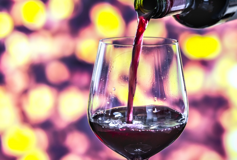 睡前喝紅酒到底好不好 睡前喝紅酒有什么好處和壞處 睡前喝紅酒到底好不好 睡前喝紅酒有什么好處和壞處