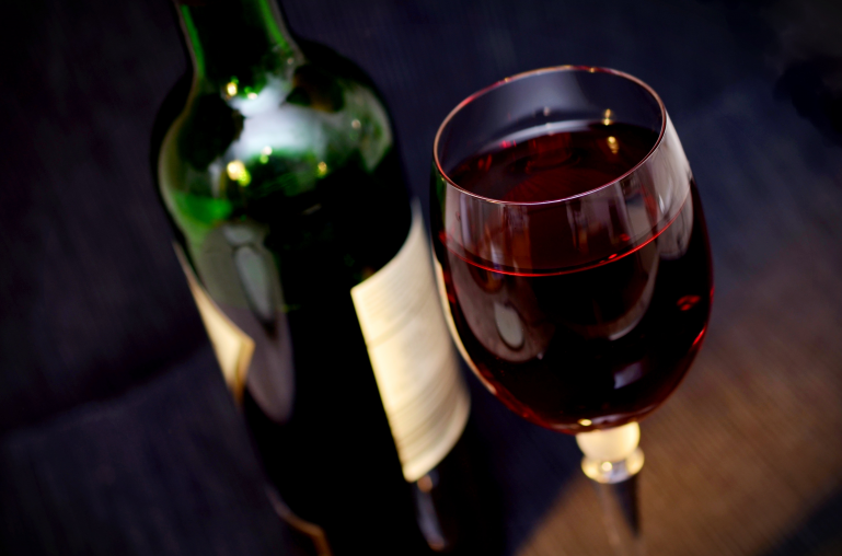 睡前喝紅酒到底好不好 睡前喝紅酒有什么好處和壞處 睡前喝紅酒到底好不好 睡前喝紅酒有什么好處和壞處