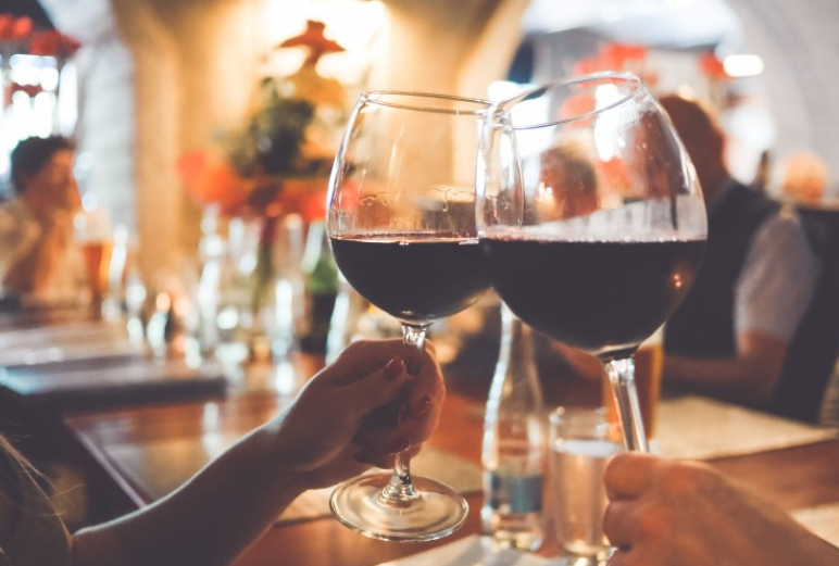 睡前喝紅酒對女人有什么好處?睡前喝紅酒多少毫升合適 睡前喝紅酒對女人有什么好處?睡前喝紅酒多少毫升合適