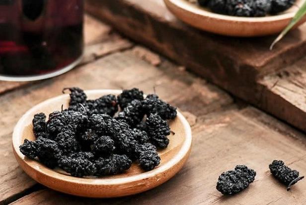 桑葚干有通便的功能嗎 桑葚干怎么吃最有效 桑葚干有通便的功能嗎 桑葚干怎么吃最有效
