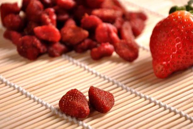 草莓干可以泡水喝嗎 草莓干泡水喝的功效與作用 草莓干可以泡水喝嗎 草莓干泡水喝的功效與作用