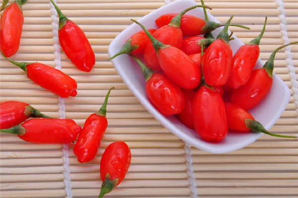 枸杞掉色正常嗎 枸杞怎樣辨別真假 枸杞掉色正常嗎 枸杞怎樣辨別真假