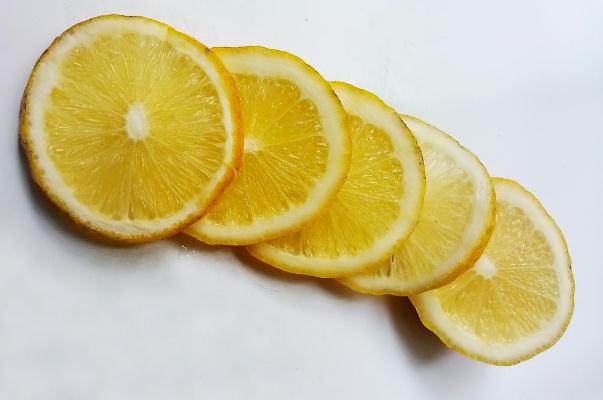 檸檬和蜂蜜泡水喝有什么好處 檸檬和蜂蜜泡水喝能減肥嗎 檸檬和蜂蜜泡水喝有什么好處 檸檬和蜂蜜泡水喝能減肥嗎