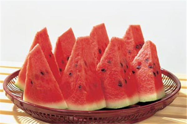 紅西瓜和黃西瓜的區(qū)別 紅西瓜好還是黃西瓜好 紅西瓜和黃西瓜的區(qū)別 紅西瓜好還是黃西瓜好