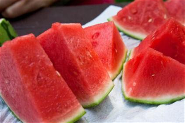 西瓜可以和牛奶一起吃嗎 西瓜牛奶榨汁做法 西瓜可以和牛奶一起吃嗎 西瓜牛奶榨汁做法