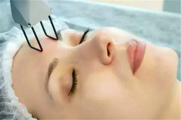 點(diǎn)痣有風(fēng)險(xiǎn)嗎 點(diǎn)痣需要注意哪些事項(xiàng) 點(diǎn)痣有風(fēng)險(xiǎn)嗎 點(diǎn)痣需要注意哪些事項(xiàng)