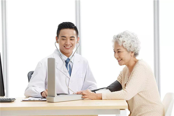 哪些食物容易引發(fā)高血壓 高血壓該吃什么食物 哪些食物容易引發(fā)高血壓 高血壓該吃什么食物