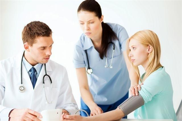 哪些食物容易引發(fā)高血壓 高血壓該吃什么食物 哪些食物容易引發(fā)高血壓 高血壓該吃什么食物