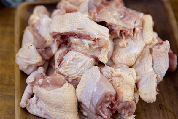 雞肉切開(kāi)有熒光綠能吃嗎 為什么雞肉上有熒光綠物質(zhì) 雞肉切開(kāi)有熒光綠能吃嗎 為什么雞肉上有熒光綠物質(zhì)