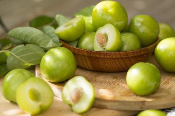 李子可以泡酒喝嗎 李子泡酒喝了對人什么好處 李子可以泡酒喝嗎 李子泡酒喝了對人什么好處