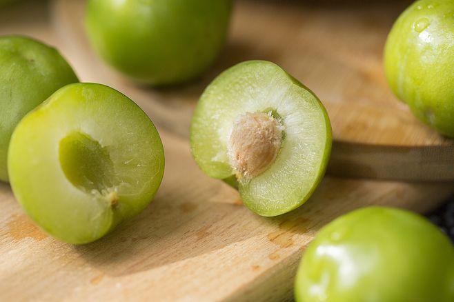 李子有點(diǎn)酸放放會(huì)好點(diǎn)嗎 沒熟的酸李子能吃嗎 李子有點(diǎn)酸放放會(huì)好點(diǎn)嗎 沒熟的酸李子能吃嗎