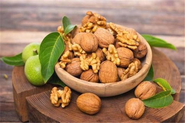 孕婦吃核桃真的能給胎兒補(bǔ)腦嗎 孕婦什么時(shí)間吃核桃對(duì)胎兒好 孕婦吃核桃真的能給胎兒補(bǔ)腦嗎 孕婦什么時(shí)間吃核桃對(duì)胎兒好
