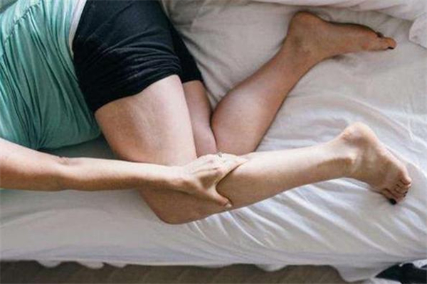 抽筋是缺鈣嗎 怎么才能預(yù)防抽筋 抽筋是缺鈣嗎 怎么才能預(yù)防抽筋