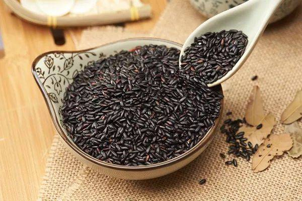 黑芝麻與什么食物相克 黑芝麻不適宜人群 黑芝麻與什么食物相克 黑芝麻不適宜人群