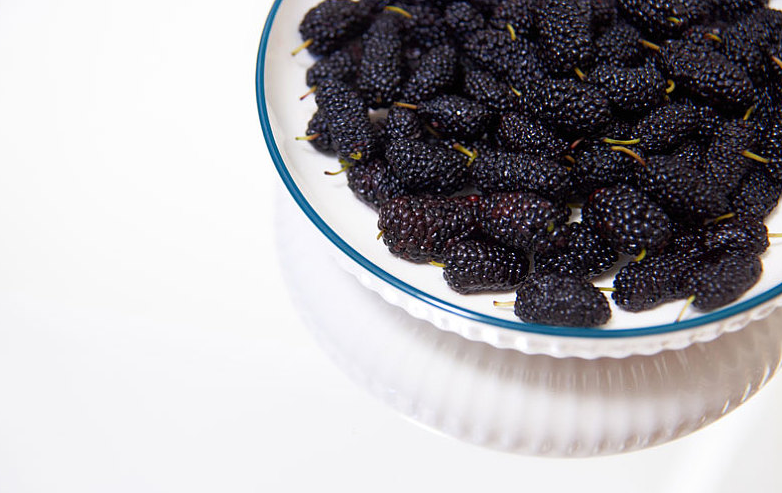 桑葚泡的酒喝了有什么好處 桑葚泡的酒能補腎嗎 桑葚泡的酒喝了有什么好處 桑葚泡的酒能補腎嗎