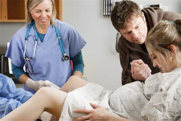 分娩時(shí)可以打無痛針嗎 分娩時(shí)打無痛針有哪些風(fēng)險(xiǎn) 分娩時(shí)可以打無痛針嗎 分娩時(shí)打無痛針有哪些風(fēng)險(xiǎn)