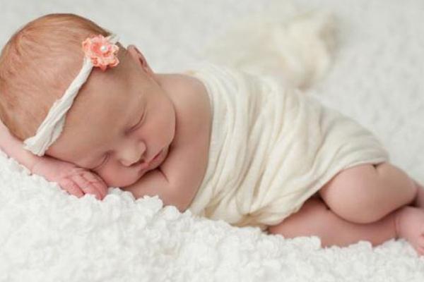 新生兒黃疸可以吃黃連嗎 新生兒黃疸可以隔著玻璃曬太陽嗎 新生兒黃疸可以吃黃連嗎 新生兒黃疸可以隔著玻璃曬太陽嗎