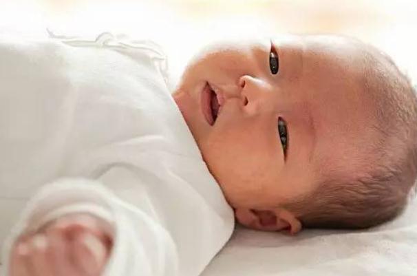 新生兒黃疸可以吃黃連嗎 新生兒黃疸可以隔著玻璃曬太陽嗎 新生兒黃疸可以吃黃連嗎 新生兒黃疸可以隔著玻璃曬太陽嗎