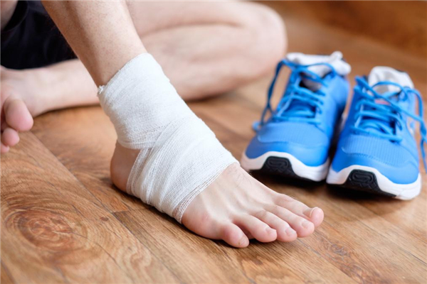 運(yùn)動(dòng)時(shí)腳崴了是冷敷還是熱敷 運(yùn)動(dòng)前不熱身可以嗎 運(yùn)動(dòng)時(shí)腳崴了是冷敷還是熱敷 運(yùn)動(dòng)前不熱身可以嗎