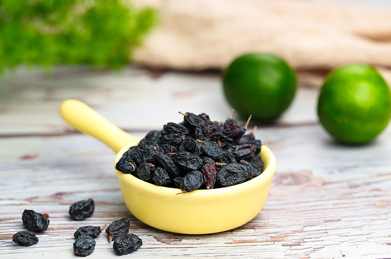 黑加侖葡萄干和普通葡萄干的區(qū)別 黑加侖葡萄干泡水喝好還是干吃好 黑加侖葡萄干和普通葡萄干的區(qū)別 黑加侖葡萄干泡水喝好還是干吃好